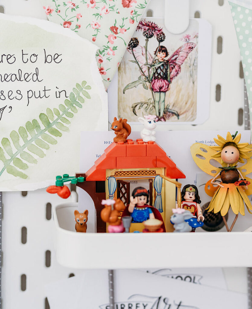 Choose kindness - Notice board with bunting, motivational note and happy figurines